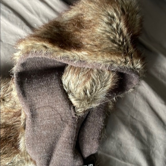 DKNY FAUX FUR WINTER SCARF - Picture 2 of 2